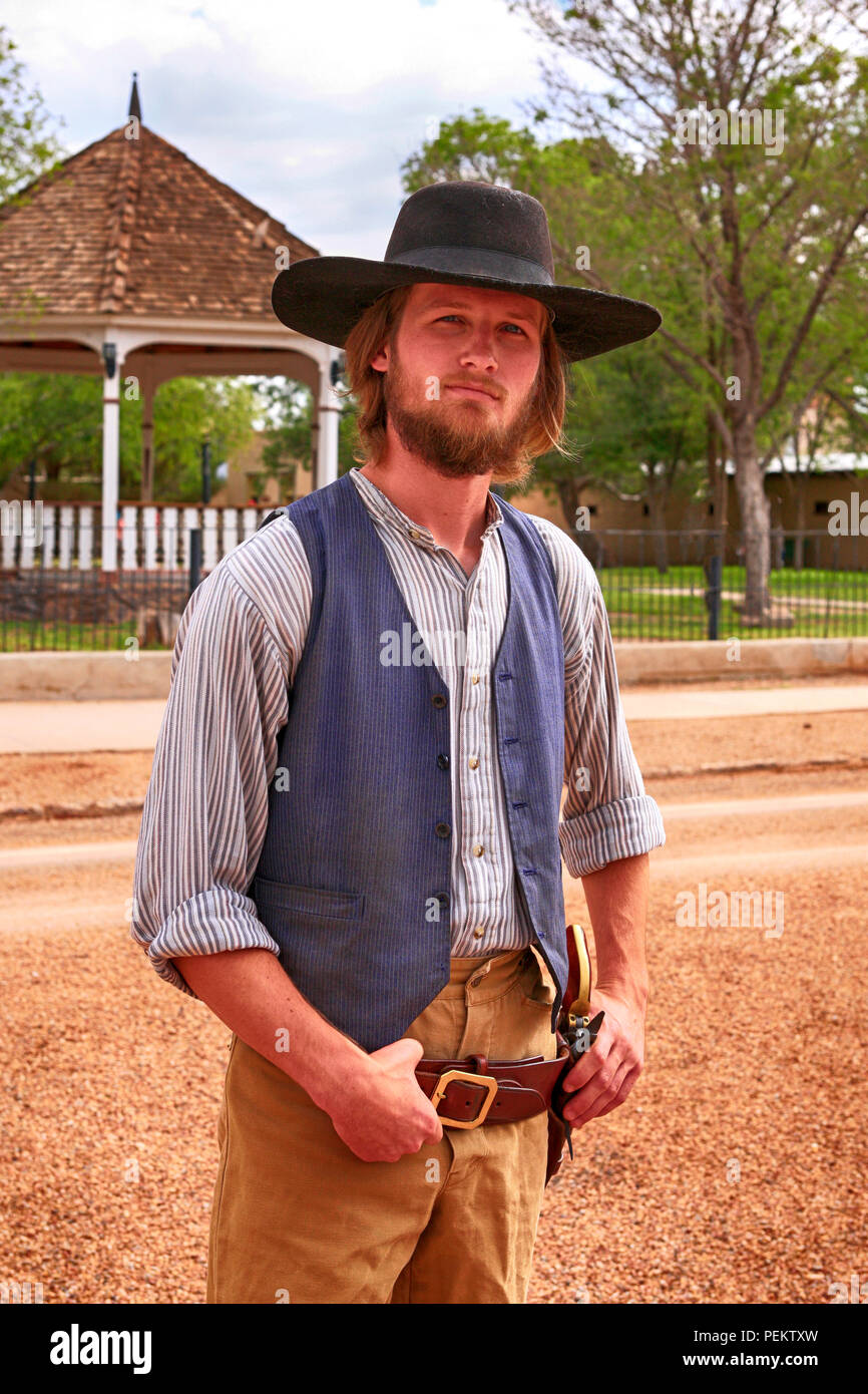 Adulto Giovane uomo vestito di vintage abiti da cowboy all annuale Doc  Holiday evento in oggetto contrassegnato per la rimozione definitiva,  Arizona Foto stock - Alamy