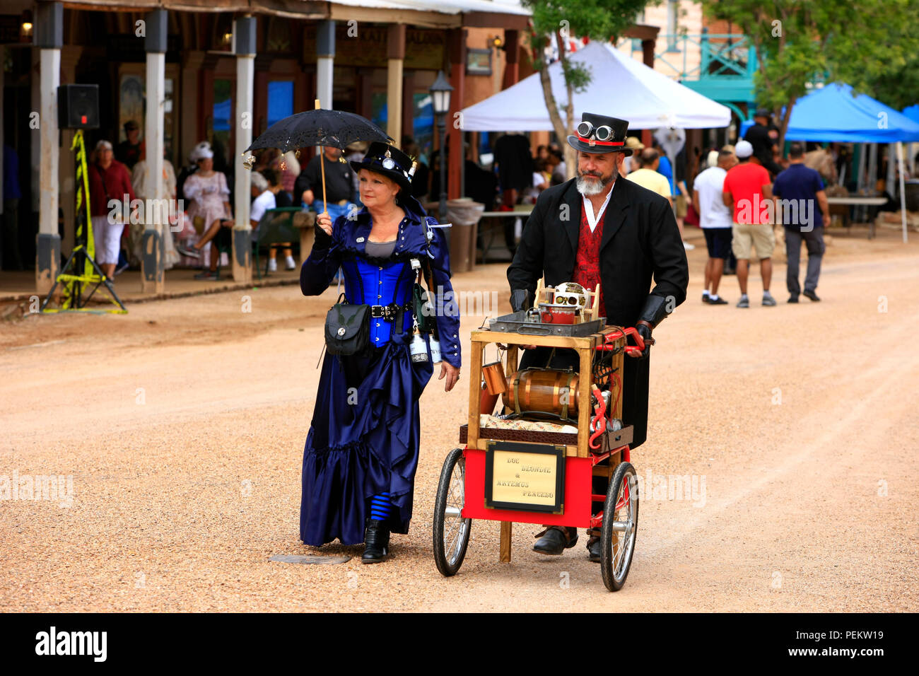 L uomo e la donna vestita come Flim-flam olio di serpente addetti alle vendite di prendere parte annuale di Doc Holiday parade di lapide, Arizona Foto Stock