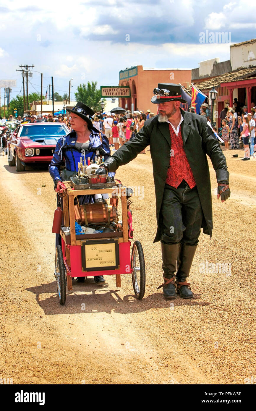 L uomo e la donna vestita come Flim-flam olio di serpente la gente di vendite all'annuale Doc Holiday parade di lapide, Arizona Foto Stock