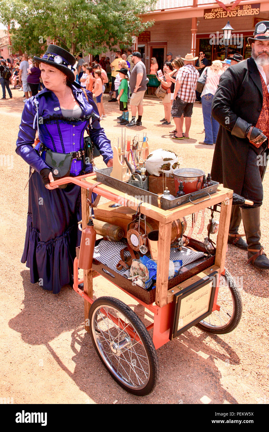 L uomo e la donna vestita come Flim-flam olio di serpente la gente di vendite all'annuale Doc Holiday parade di lapide, Arizona Foto Stock