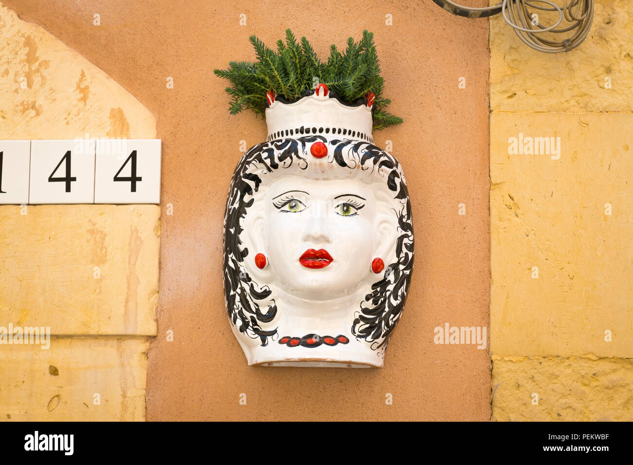 Italia Sicilia siracusa Siracusa Ortigia teste tradizionali busti Maiolica ceramica siciliana arte ceramica siciliana di XI secolo leggenda testa decapitata Foto Stock