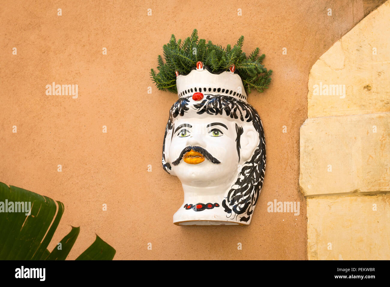 Italia Sicilia siracusa Siracusa Ortigia teste tradizionali busti Maiolica ceramica siciliana arte ceramica siciliana di XI secolo leggenda testa decapitata Foto Stock