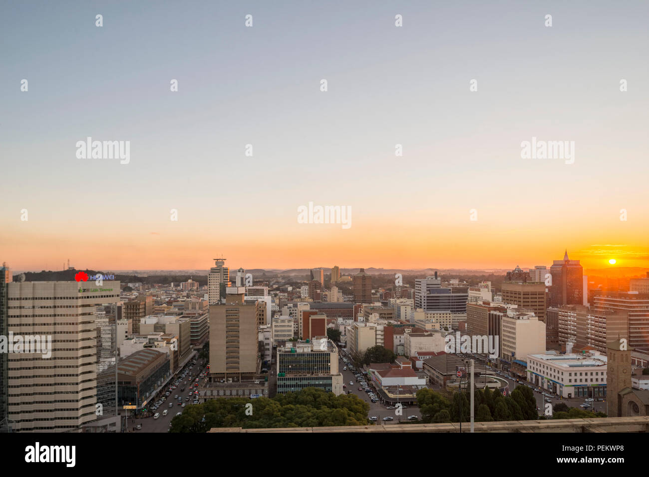 Un tramonto è vista del paesaggio di Harare, Zimbabwe. Foto Stock