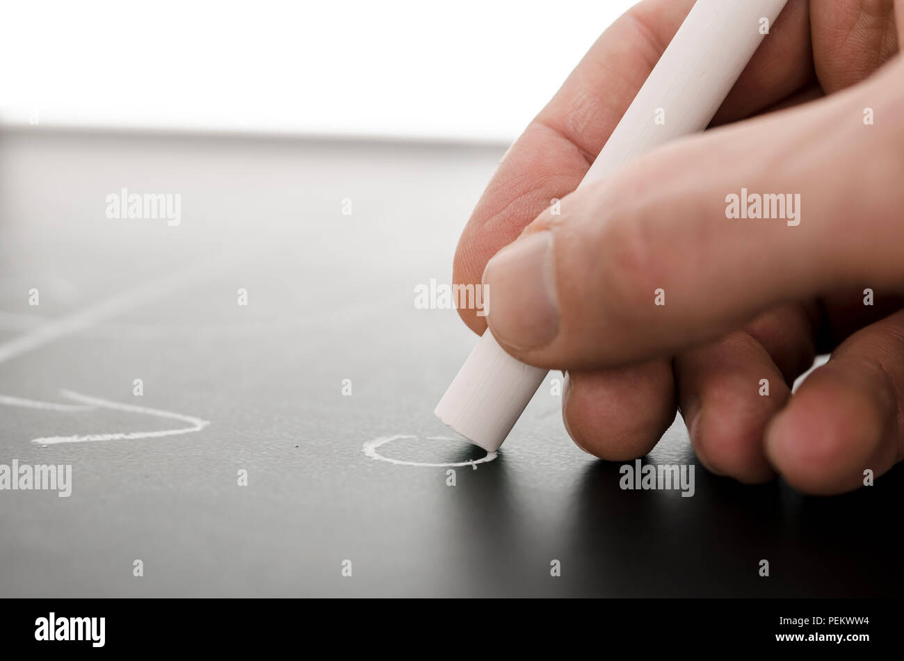 Dettaglio di un pullman la scrittura a mano un gioco di calcio strategia su una scheda. Foto Stock