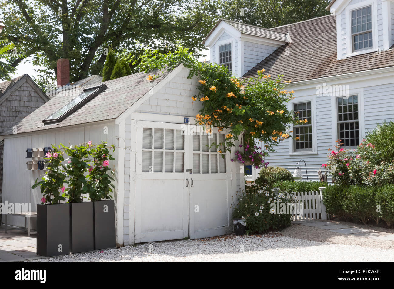 Free-standing, detached incastrata nel garage o capannone con un lucernario accanto a una casa a Cape Cod, Massachusetts. Foto Stock