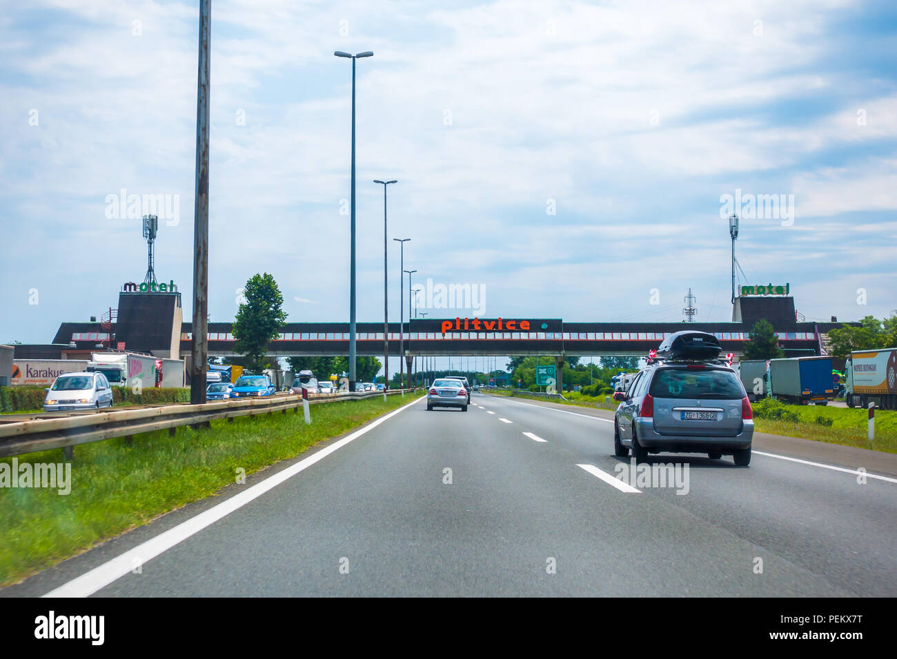Autostrada A1 nei pressi di Zagabria, Croazia, 1 Luglio 2018: Autostrada A1 in Croazia da Zagabria a Spalato e il mare Adriatico è una delle strade più trafficate durante vacanze Foto Stock