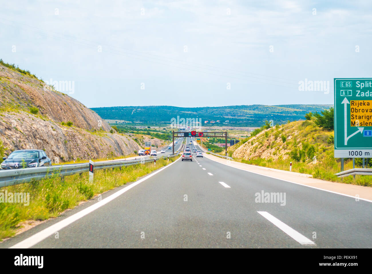 Autostrada A1 in prossimità di Zadar, Croazia, 1 Luglio 2018: Autostrada A1 in Croazia da Zagabria a Spalato e il mare Adriatico è una delle strade più trafficate durante Foto Stock