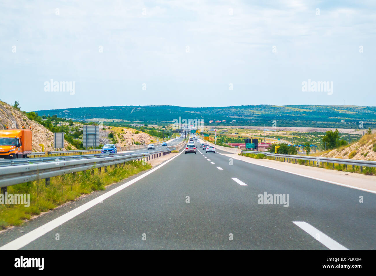 Autostrada A1 in prossimità di Zadar, Croazia, 1 Luglio 2018: Autostrada A1 in Croazia da Zagabria a Spalato e il mare Adriatico è una delle strade più trafficate durante Foto Stock