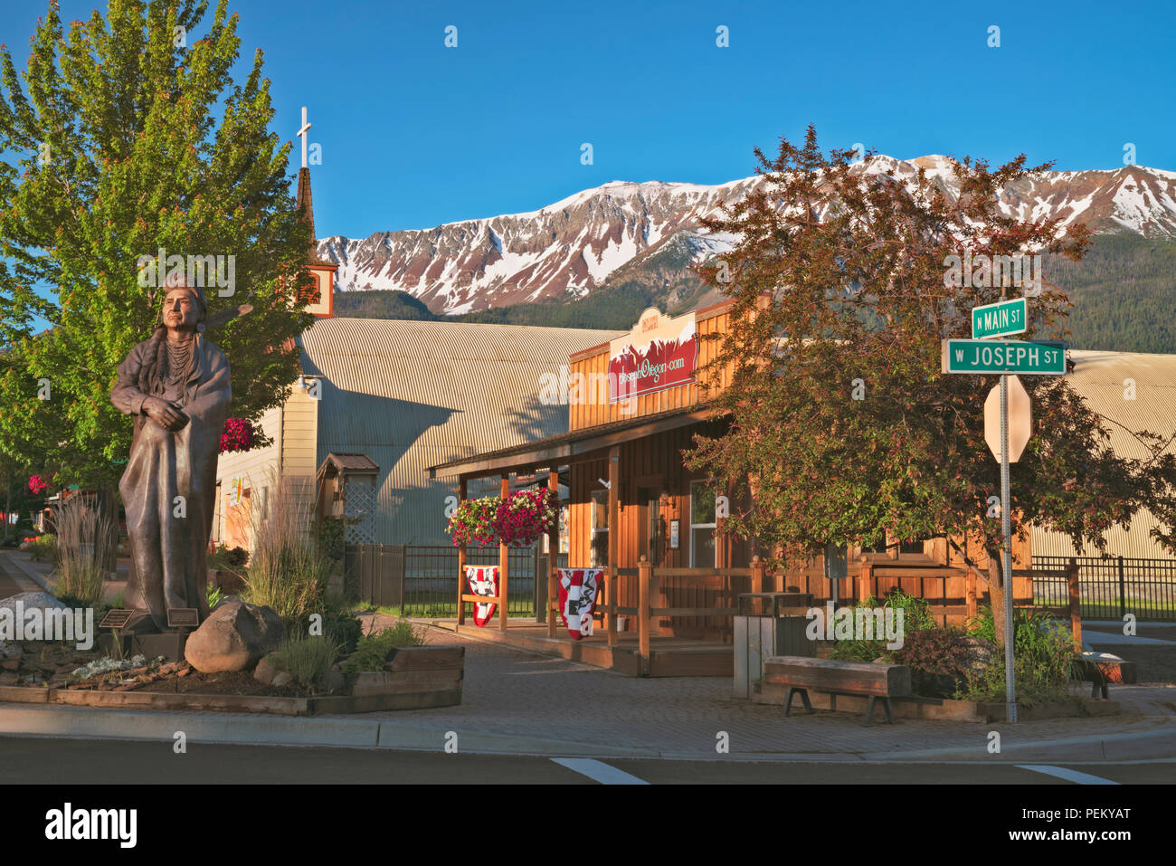 Strada principale di Giuseppe, Oregon con il innevate montagne Wallowa. Foto Stock