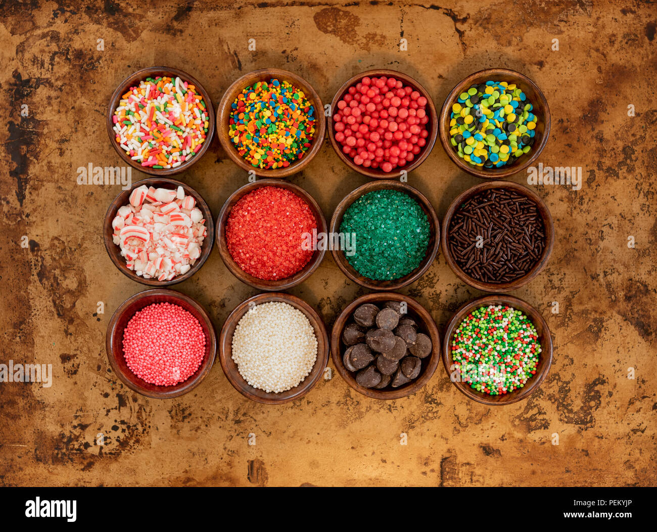 Dodici ciotole di spruzza in ciotole di legno su foglio di cookie Foto Stock