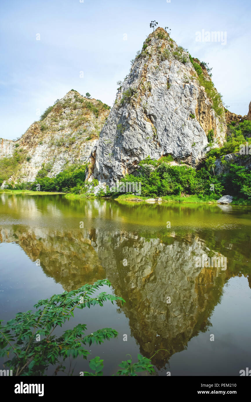 Bella pietra "Montagna Khao Ngu Stone Park" di Ratchaburi, Thailandia. Foto Stock