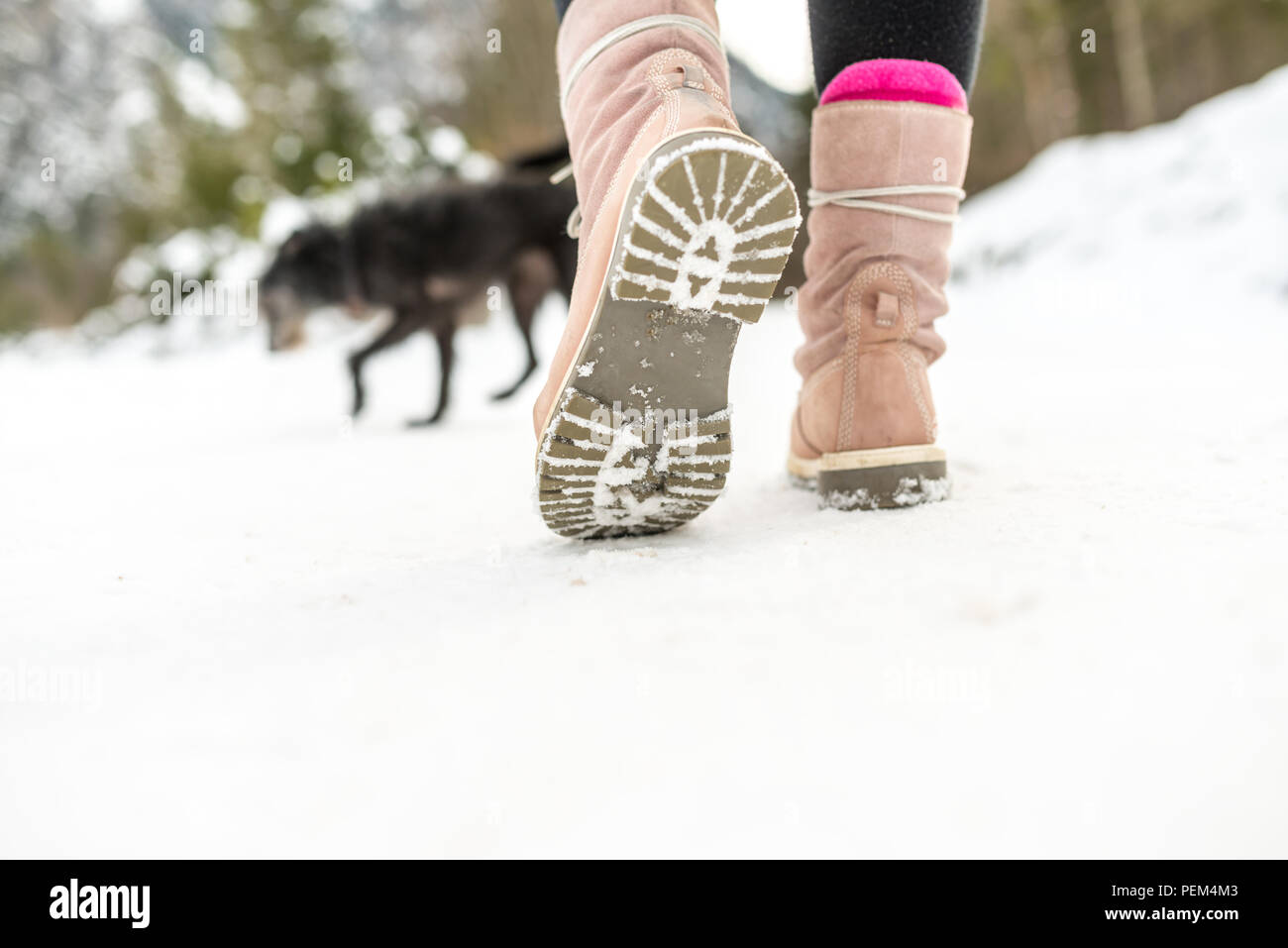Close up marrone chiaro Scarpe invernali di una donna che cammina sulla neve  Foto stock - Alamy