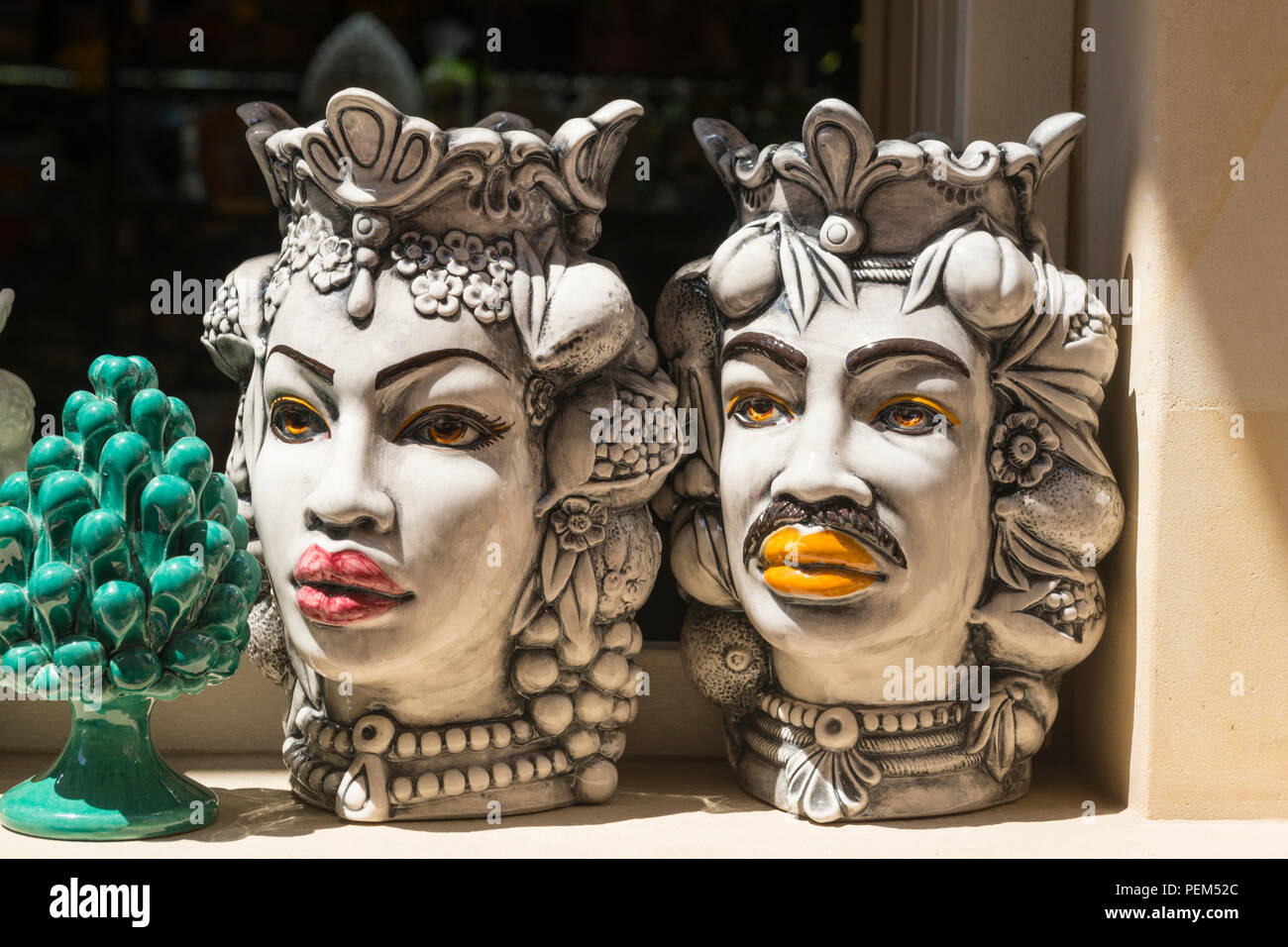 Italia Sicilia siracusa Siracusa Ortigia teste tradizionali busti Maiolica ceramica siciliana arte ceramica siciliana di XI secolo leggenda testa decapitata Foto Stock