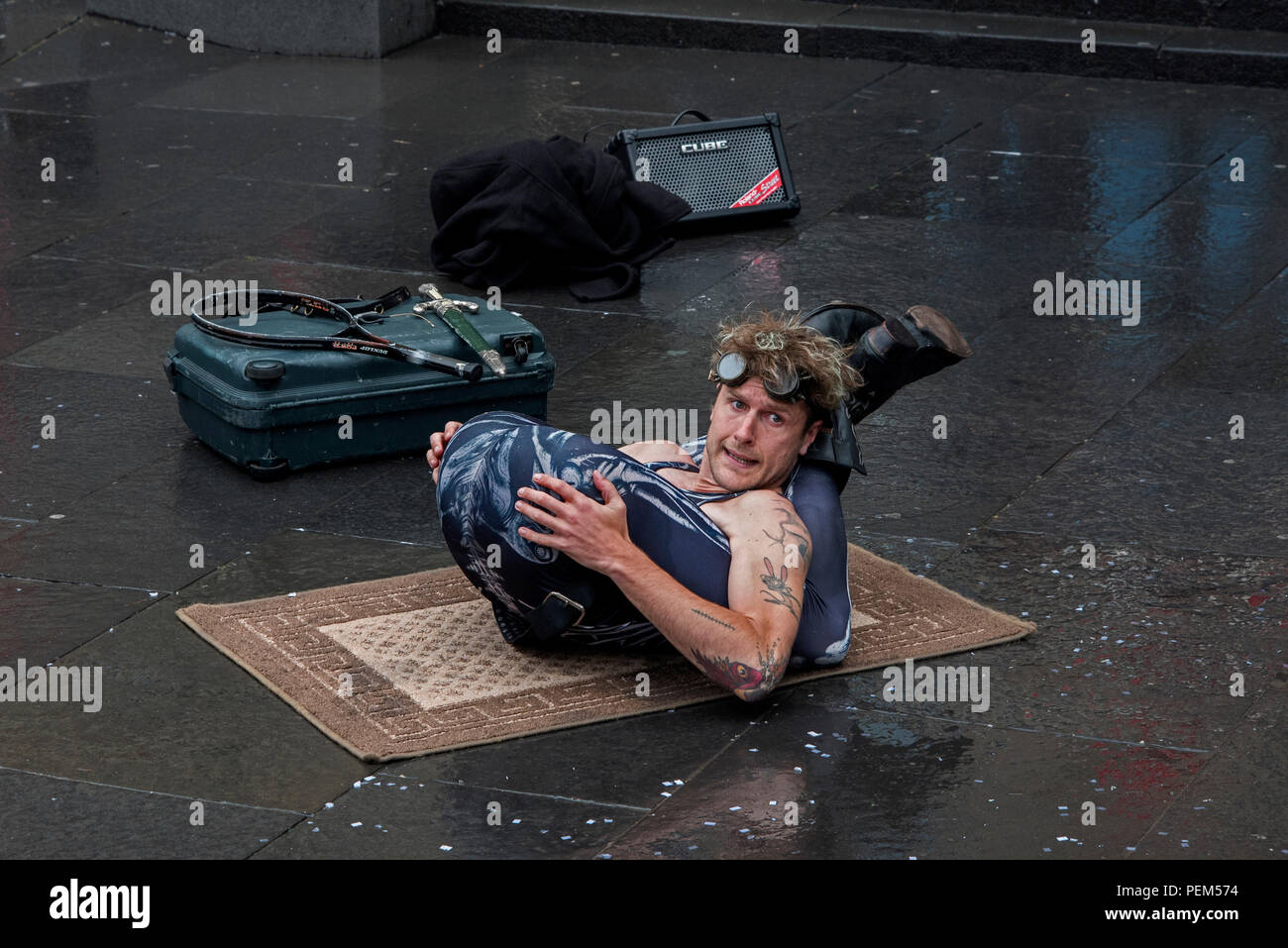 Un maschio contortionist eseguendo in Hunter Square durante la Edinburgh Fringe Festival. Foto Stock