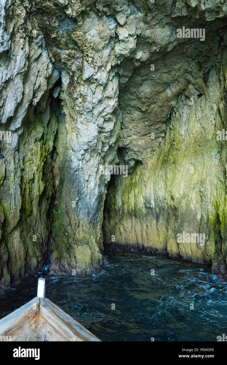 Italia Sicilia siracusa Siracusa tipica formazione di roccia acqua di mare oceano viaggio in barca vista grotte grotta Foto Stock