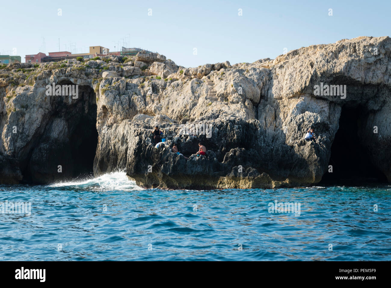 Italia Sicilia siracusa Siracusa tipica formazione di roccia acqua di mare oceano viaggio in barca vista grotte grotta cliff nuoto pesca tronchi Foto Stock