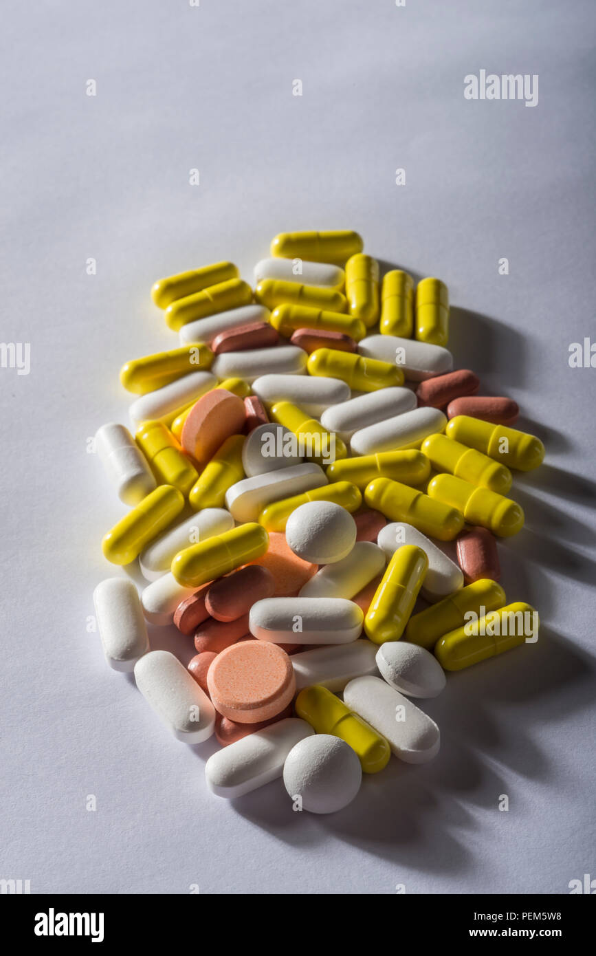 Pila di diverse pillole colorate Foto Stock