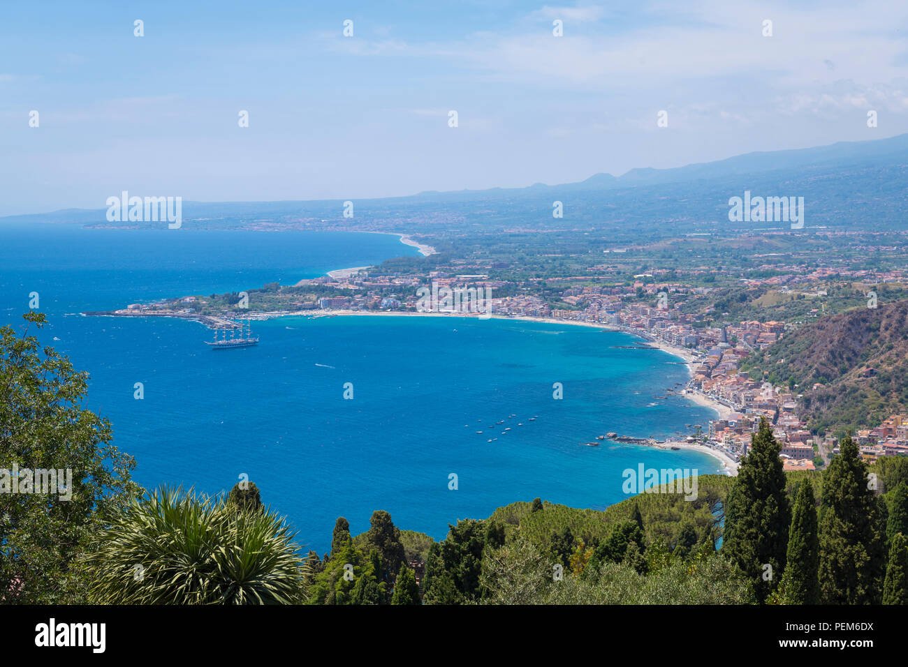 Italia Sicilia Monte Tauro più famosa stazione turistica di lusso Taormina 3 secolo A.C. BCE Teatro Greco anfiteatro teatro seascape barca baia di spiaggia sabbiosa Foto Stock