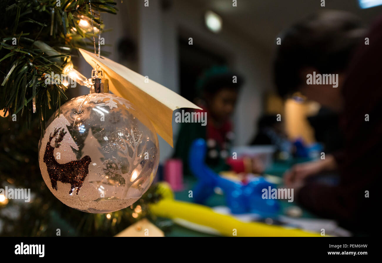 Un ornamento di Natale appeso ad un albero a Ramstein centro della comunità Elf Boot Camp, Dic 14, 2015, a Ramstein Air Base, Germania. I bambini all'evento ha partecipato a diverse attività per vedere se avevano le qualità per essere un elfo al Polo Nord. Per le attività di Elf Boot Camp ha incluso la creazione di un elfo distintivo di identificazione, rendendo elf cappelli e assaggio di cookie. (U.S. Air Force foto/Airman 1. Classe Tryphena Mayhugh) Foto Stock