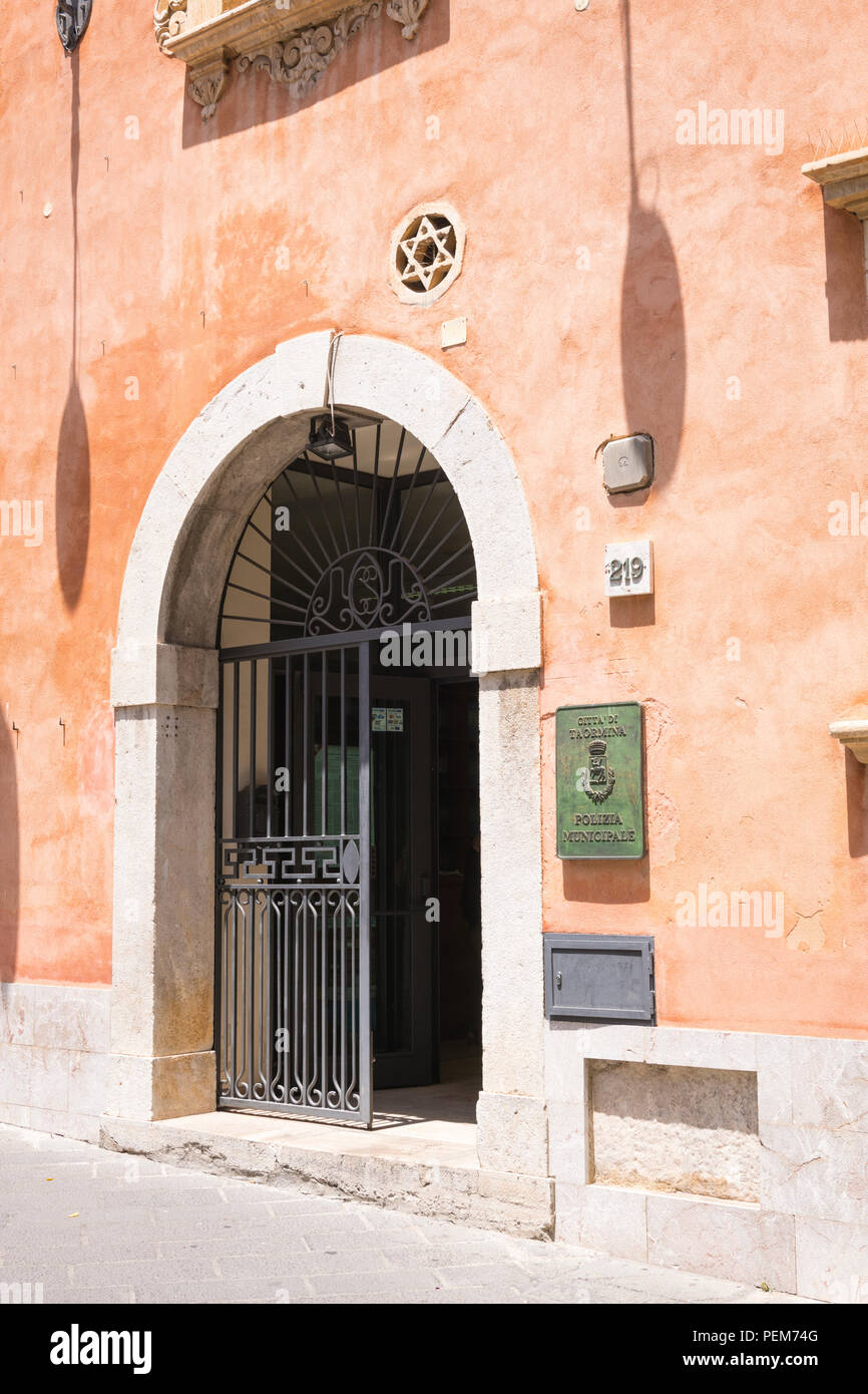 Italia Sicilia Monte Tauro più famosa stazione turistica di lusso Taormina la Vecchia Sinagoga Stella di Davide al muro ora Polizia Municipale della polizia in città Foto Stock