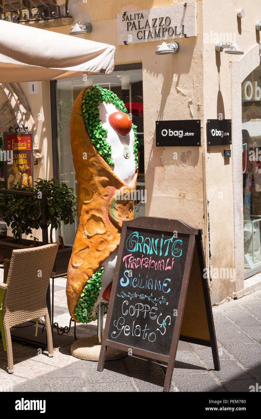 Italia Sicilia Monte Tauro più famosa stazione turistica di lusso Taormina Salita Palazzo Ciampoli Fanaberia caffe ristorante cafe gelateria granito Foto Stock