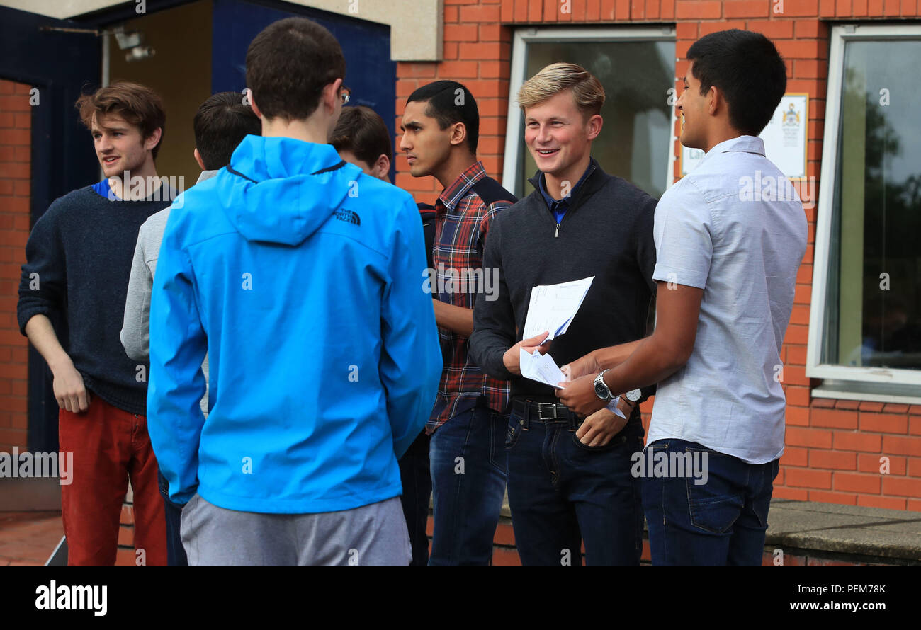 Cameron Millen (seconda a destra) che ha ottenuto un quattro stelle nella sua un livello di risultati al Merchant Taylor Scuola in Crosby, Merseyside. Foto Stock