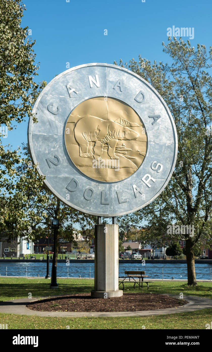 Il gigante toonie bimetallico o due Dollar Canadian coin situato in Campbellford Ontario in Canada. Foto Stock