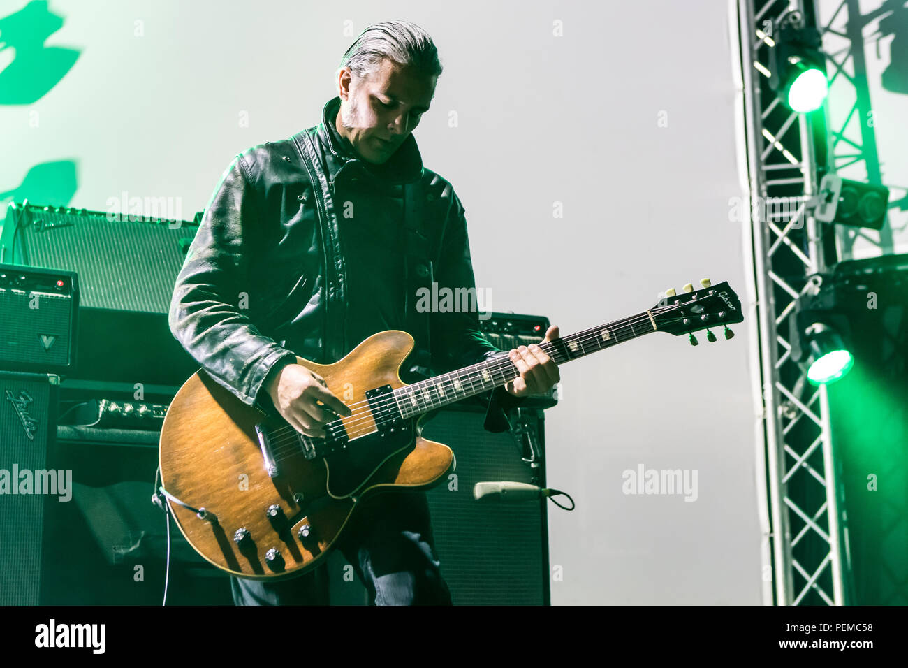 La American rock band Black Rebel Motorcycle Club live presso il ventiseiesimo Blue Balls Festival di Lucerna, Svizzera Peter Hayes Foto Stock