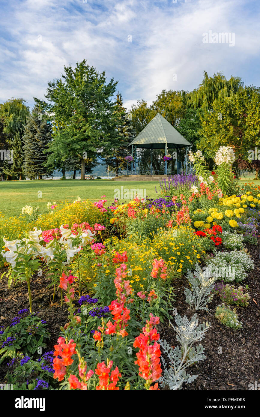 Fiori da Giardino e il gazebo, Marine il Parco della Pace, Salmon Arm, British Columbia, Canada Foto Stock