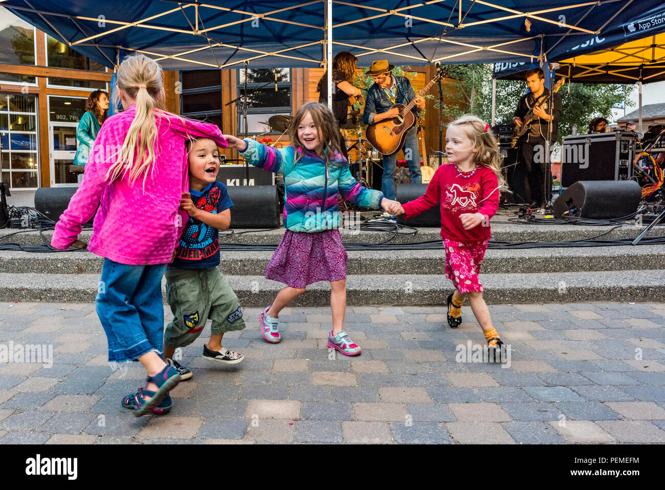 Bambini Danza per i mammiferi band eseguendo in Canmore Folk Music Festival, Canmore, Alberta, Canada Foto Stock