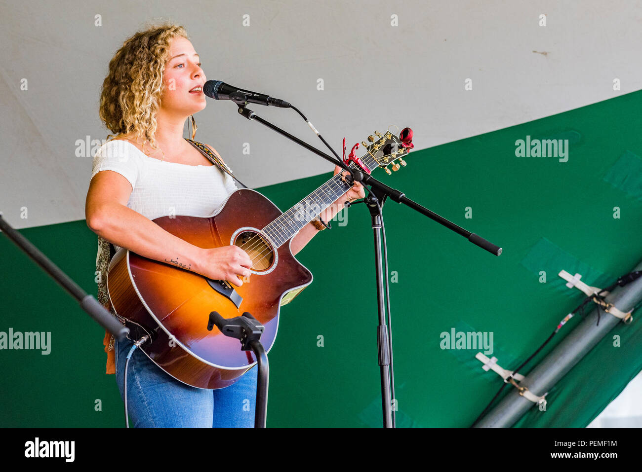 Cantautore Maddie Storvold eseguendo in Canmore Folk Music Festival, Canmore, Alberta, Canada Foto Stock