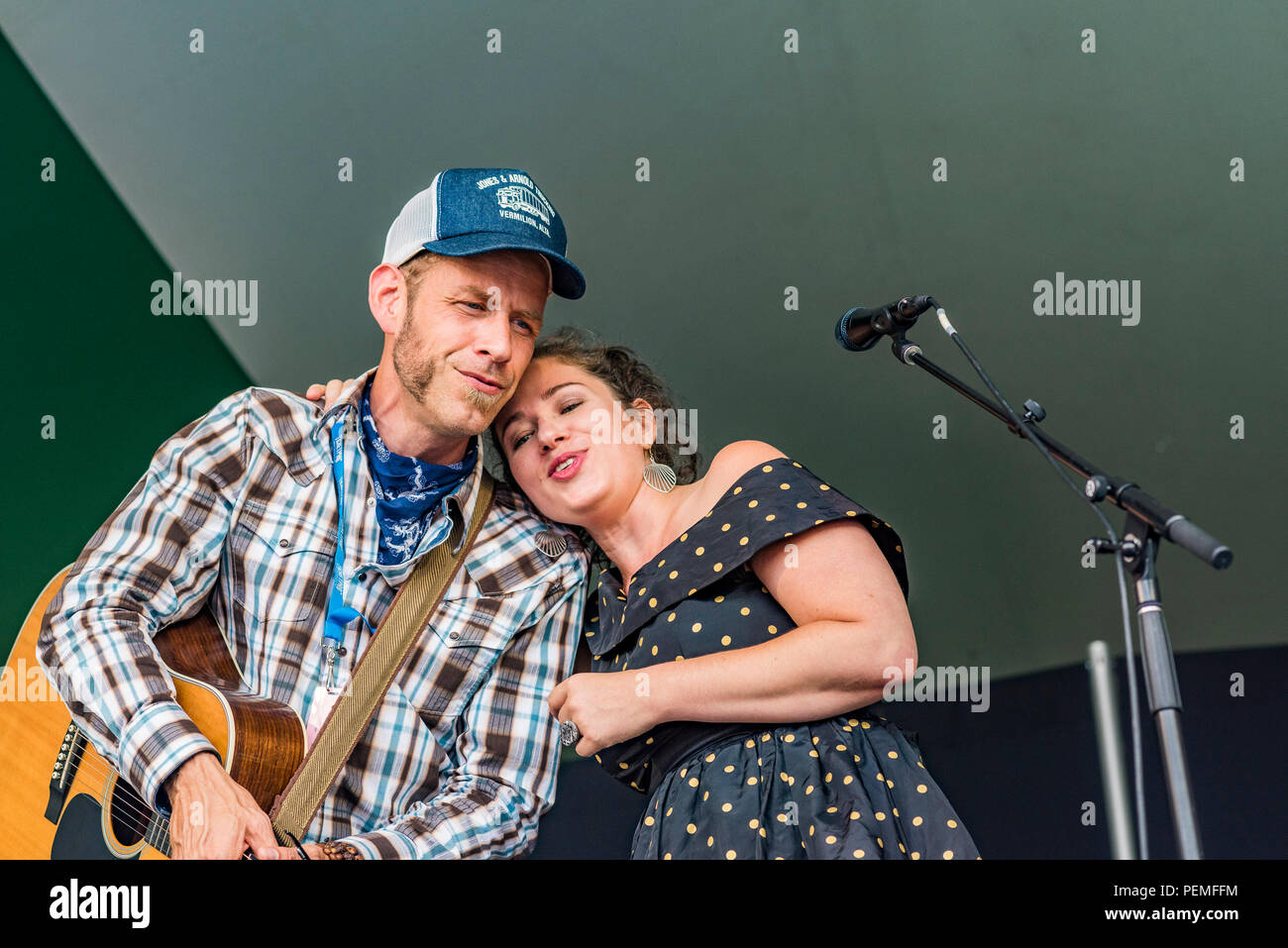 Cantautori Scott Cook e Coco Love Alcorn a Canmore Folk Music Festival, Canmore, Alberta, Canada. Foto Stock