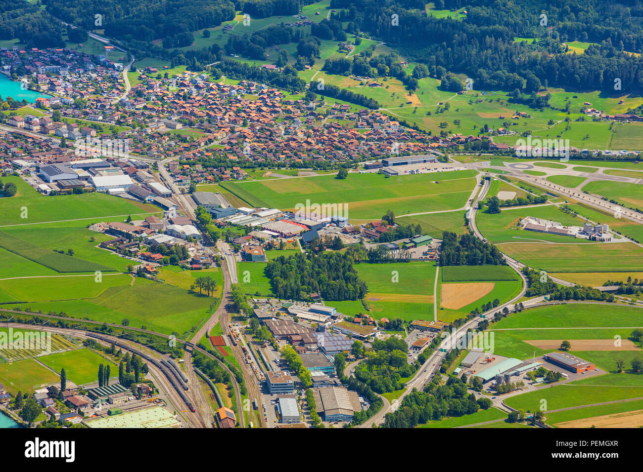 Interlaken, Svizzera - 7 Agosto 2018: la città di Interlaken come visto da Mt. Più difficile. Interlaken è una cittadina nel cantone svizzero di Berna, si tratta di un CI Foto Stock