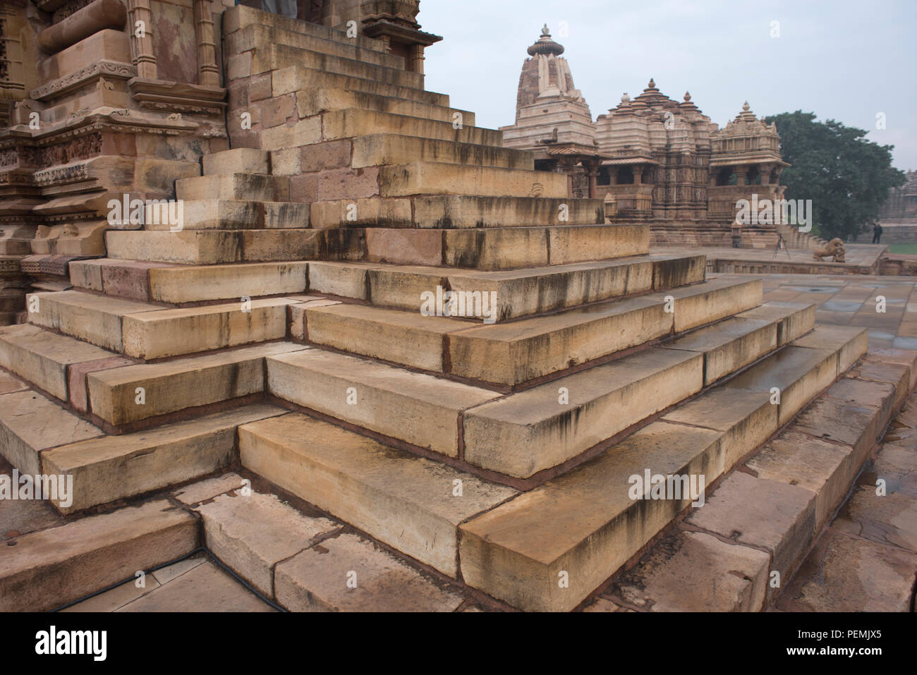 Meravigliosamente progettate e previste fasi storiche di Kandariya Mahadev temple fatta di arenarie con Jagdamba tempio in background Khajuraho India Foto Stock