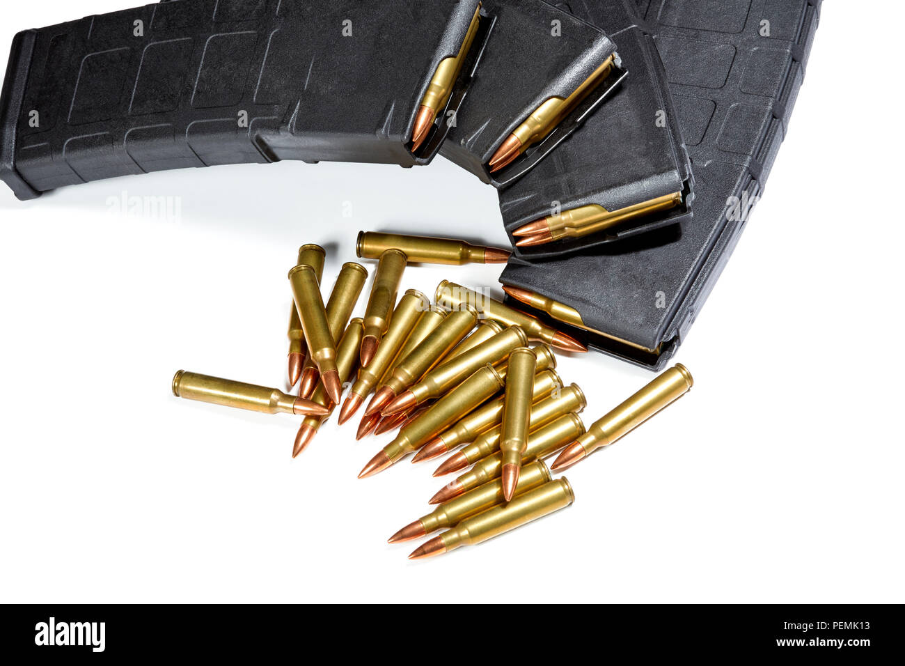 AR 15 Full Metal Jacket di munizioni con riviste caricato isolato su bianco Foto Stock