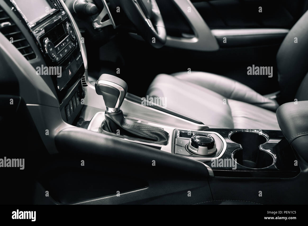 Il lusso degli interni auto in corrispondenza del cambio marcia area. Moderni interni auto, cambio radio e portabicchieri. Foto Stock