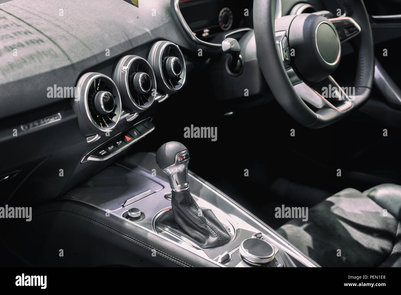 Il lusso degli interni auto in corrispondenza del cambio marcia area. Moderni interni auto, cambio radio e portabicchieri. Foto Stock