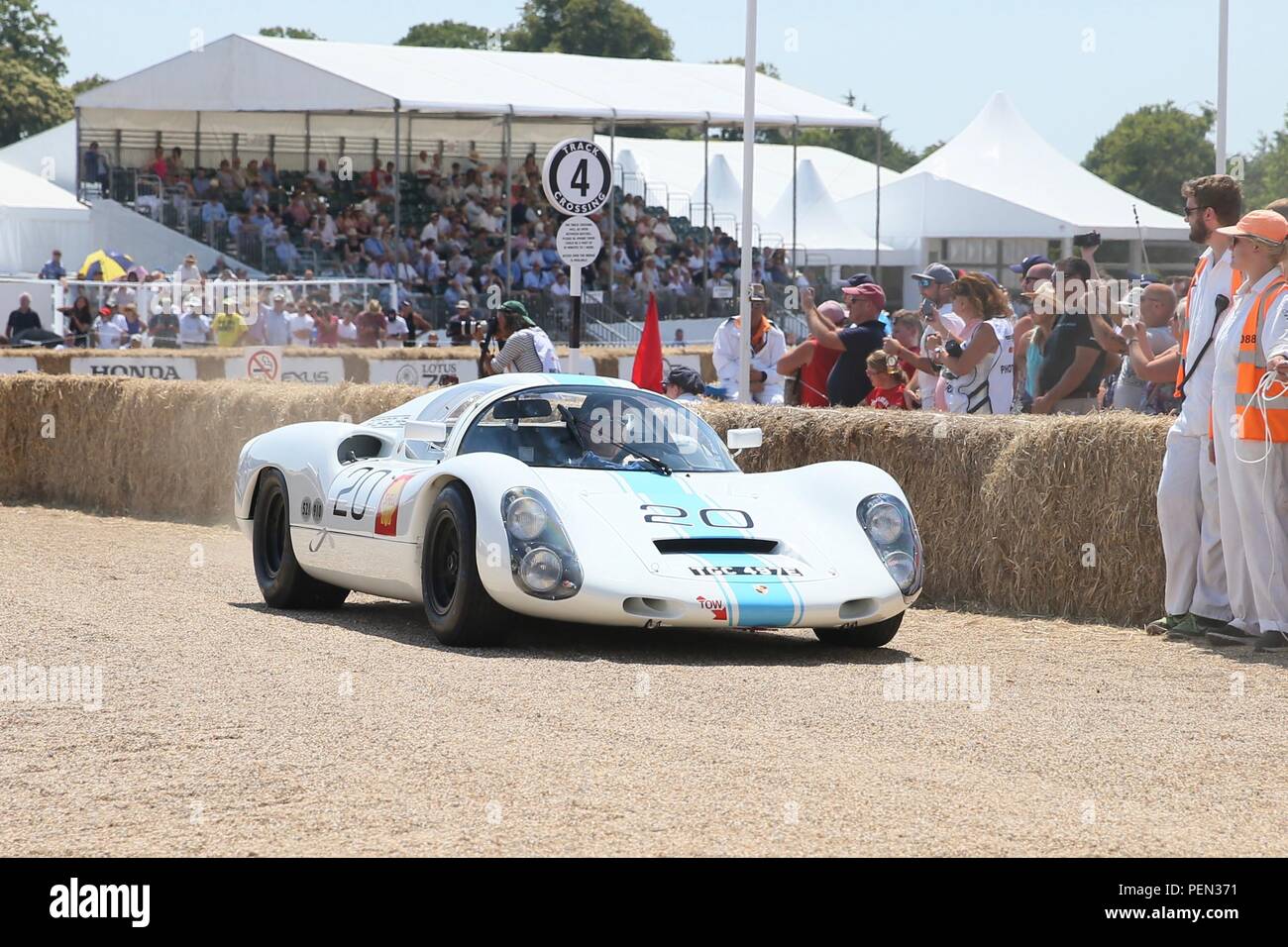 Il giubileo d'argento di Goodwood Festival of Speed, Porsche festeggia il suo settantesimo anniversario e mostra la sua storia con la sfilata di un corteo fino l'unità verso la parte anteriore della casa di Goodwood prima di festeggiamenti fuochi d'artificio. Dotato di: Porsche 906 dove: Chichester, Regno Unito quando: 14 lug 2018 Credit: Michael Wright/WENN.com Foto Stock