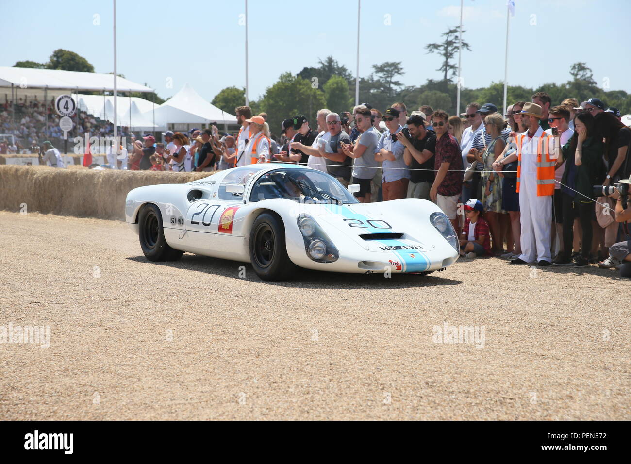 Il giubileo d'argento di Goodwood Festival of Speed, Porsche festeggia il suo settantesimo anniversario e mostra la sua storia con la sfilata di un corteo fino l'unità verso la parte anteriore della casa di Goodwood prima di festeggiamenti fuochi d'artificio. Dotato di: Porsche 906 dove: Chichester, Regno Unito quando: 14 lug 2018 Credit: Michael Wright/WENN.com Foto Stock