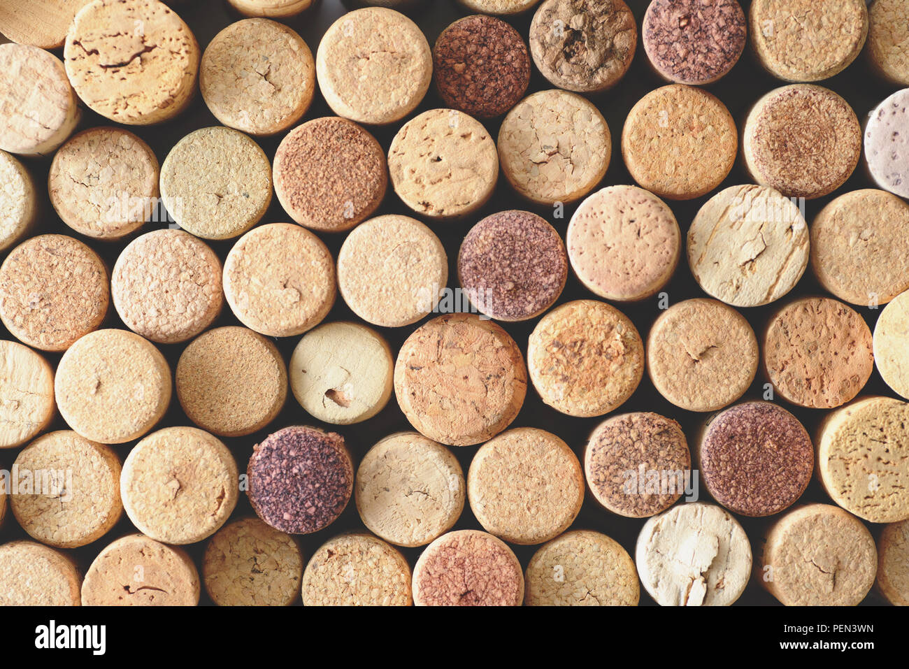 Pila assortiti di utilizzati tappi vino sfondo. Close up vista dall'alto. Foto Stock