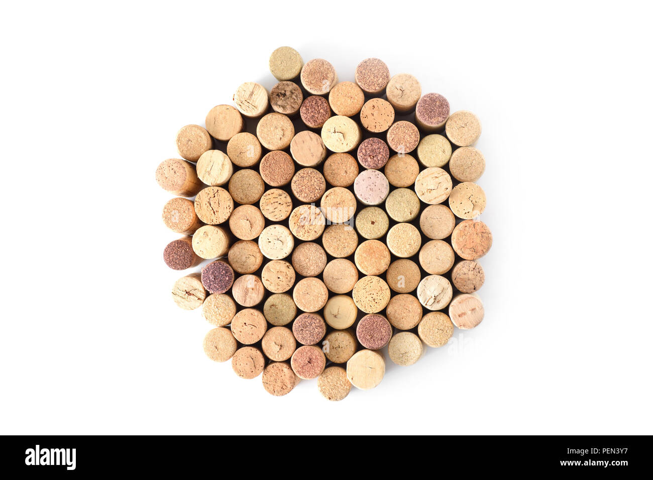 Pila di assortiti vino utilizzati tappi in forma di un cerchio isolato su sfondo bianco. Close up vista dall'alto. Foto Stock