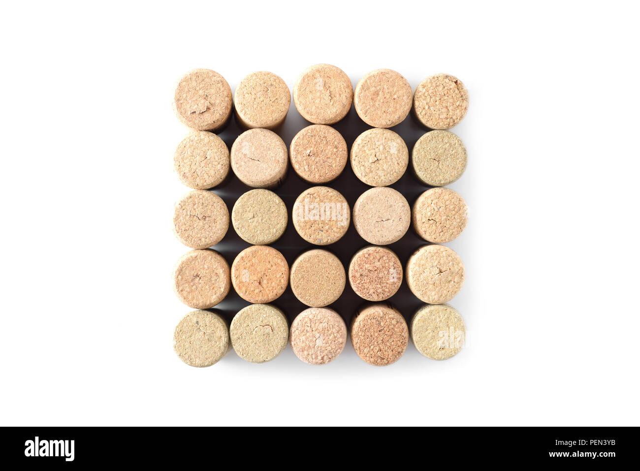 Pila di assortiti vino utilizzati tappi in forma di quadrato isolato su sfondo bianco. Close up vista dall'alto. Foto Stock