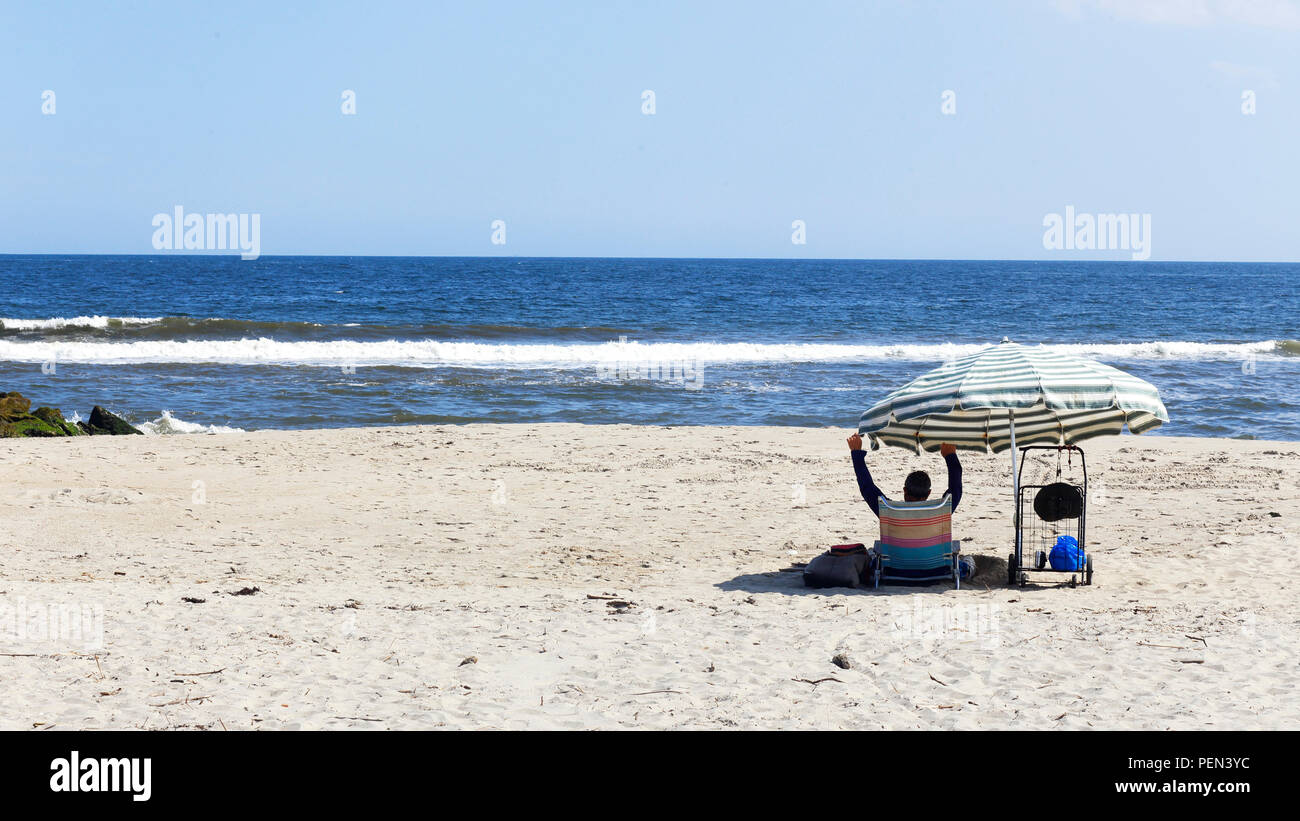Godendo di una giornata in spiaggia, a Fort Tilden Beach in Rockaways, New York City Foto Stock