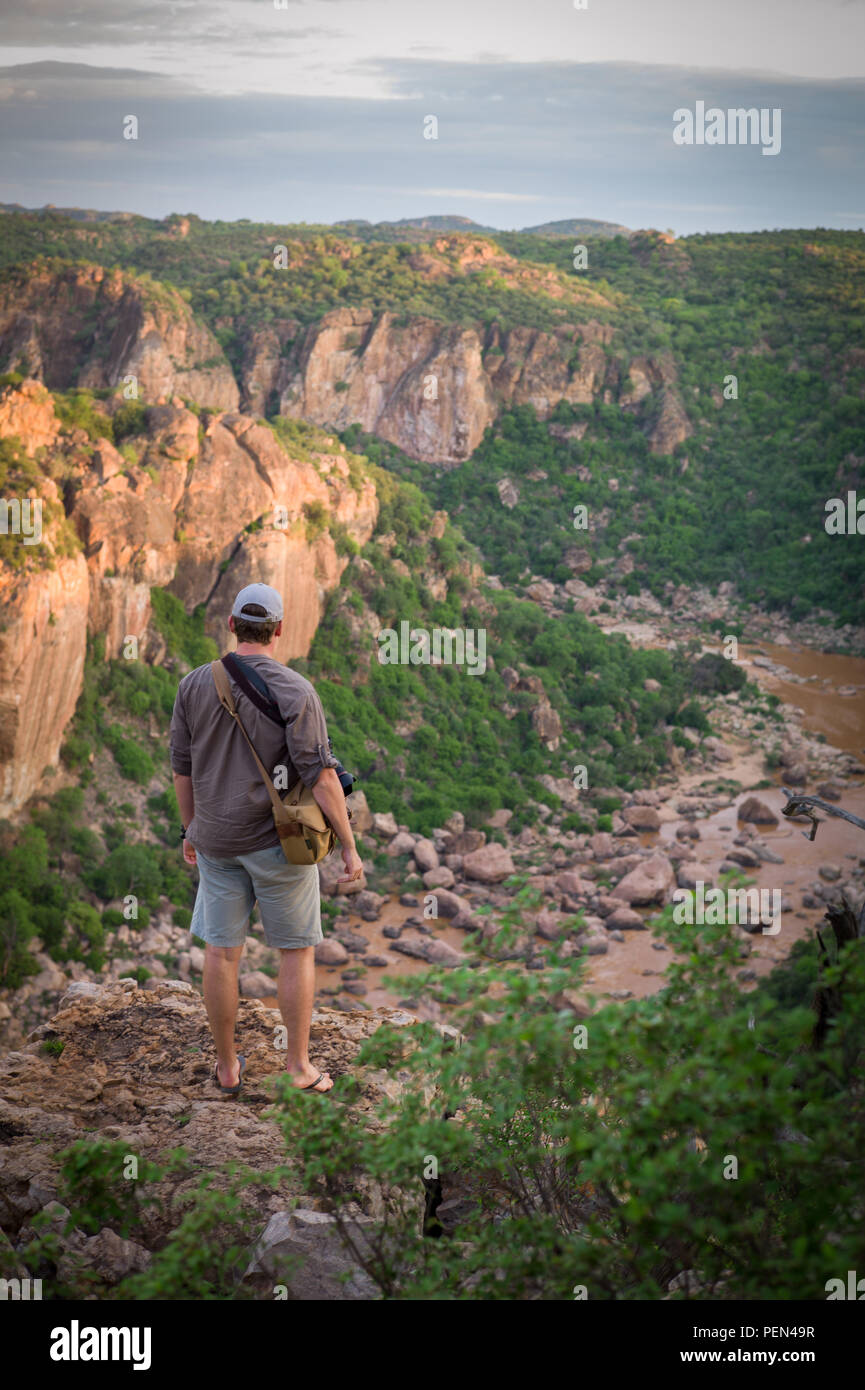 Giovane viaggiatore cerca su Lanner Gorge, scavate dal fiume Luvuvhu, nella regione di Pafuri nell estremo nord del Parco Nazionale di Kruger, Sud Africa. Foto Stock
