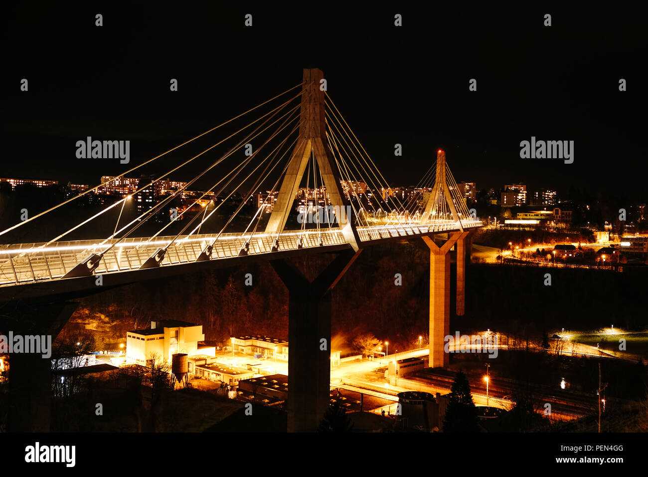 Una lunga esposizione night shot di poya bridge, nella regione di Friburgo in Svizzera, con veicolo sentieri di luce e luci di pubblico Foto Stock