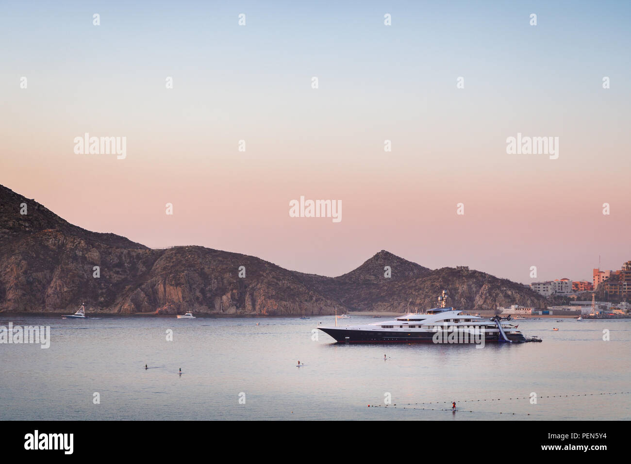 Yacht privato nel porto di Cabo San Lucas con paddleboarders. Foto Stock