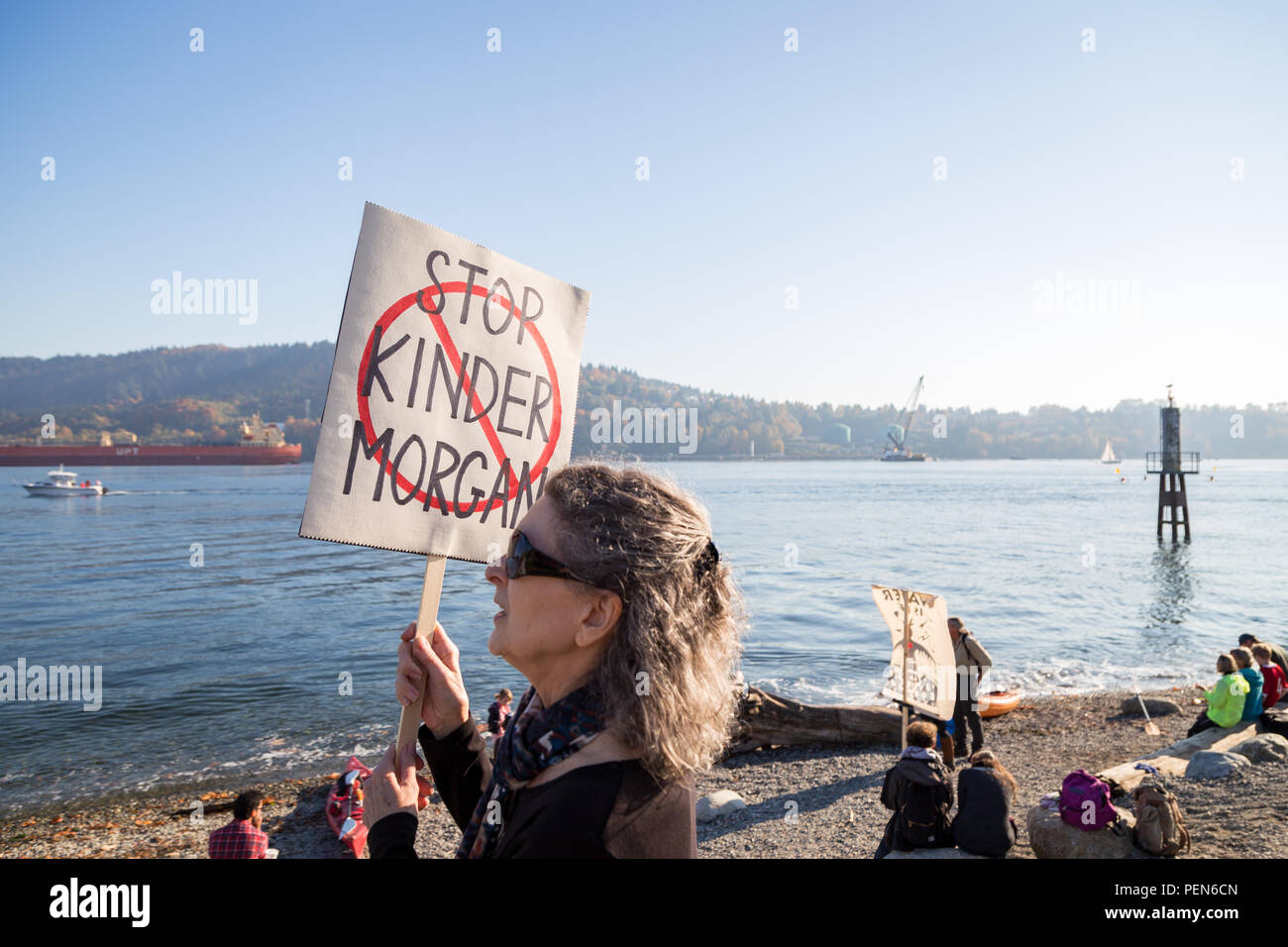 NORTH Vancouver, BC, Canada - 28 OTT 2017: Protester in Cates Park mobilitazione contro la Kinder Morgan sulla pipeline Burnaby Mountain. Foto Stock