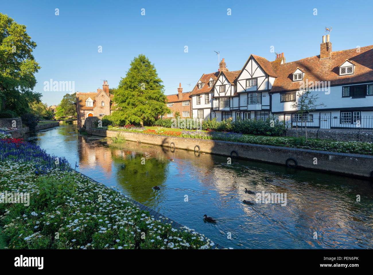 Westgate Giardini in Canterbury; cottages si riflette nel fiume Stour su una mattina d'estate. Foto Stock