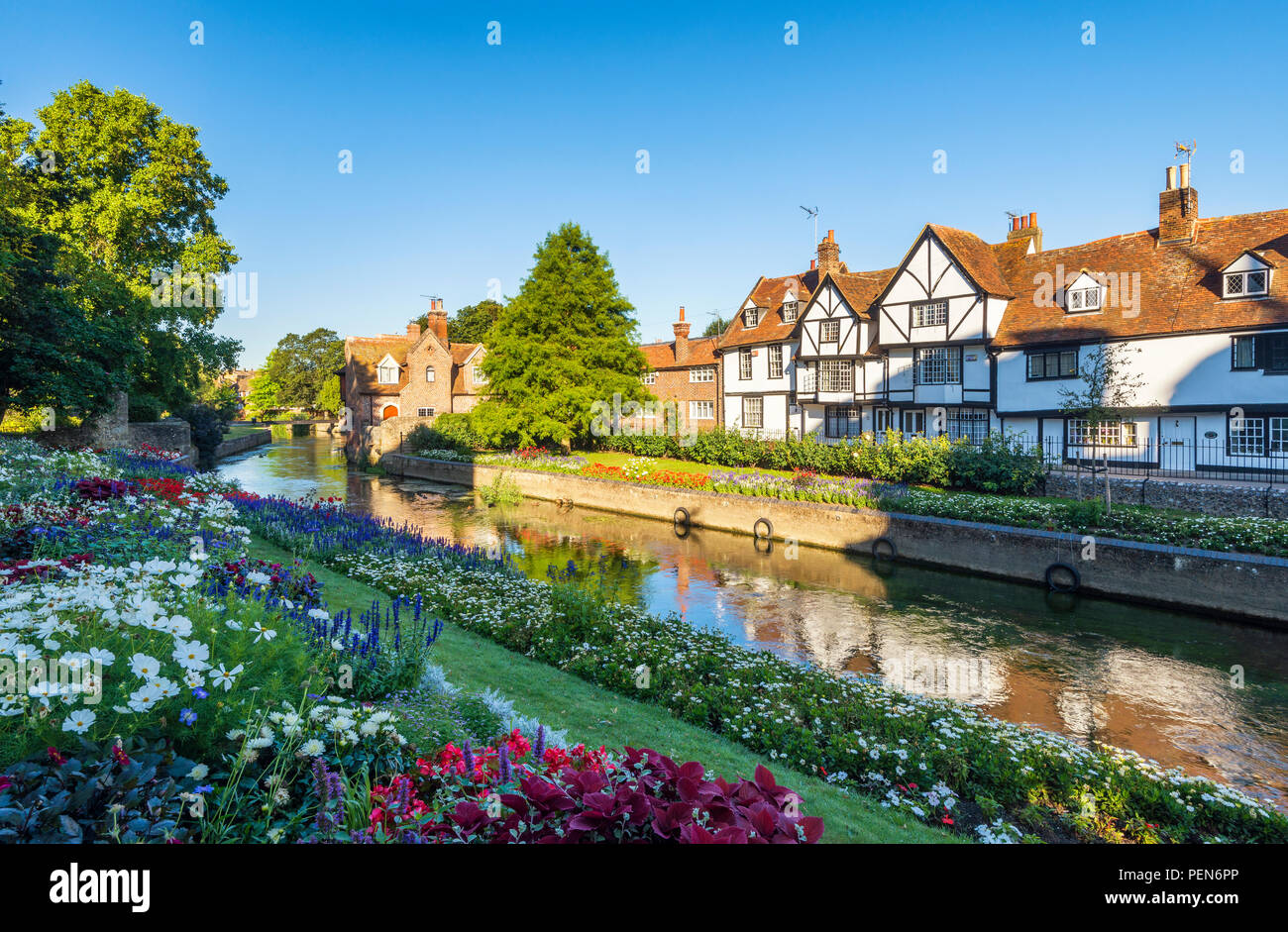 Westgate Giardini in Canterbury; cottages si riflette nel fiume Stour su una mattina d'estate. Foto Stock