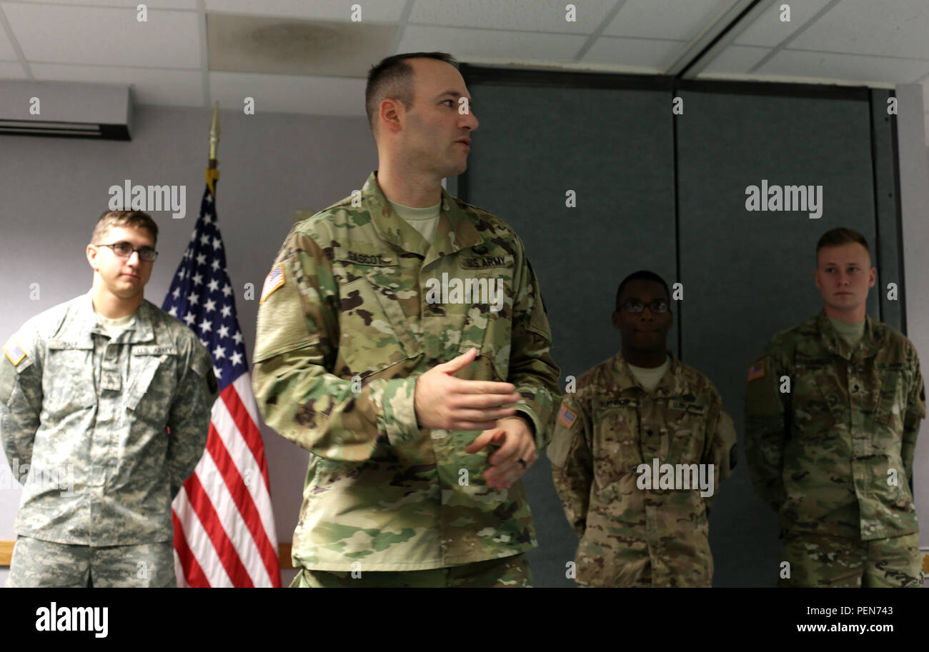 Stati Uniti Army Sgt. 1. Classe Joel Gascot, assegnato alla 55Signal Company (lotta contro la telecamera), parla al durante la cerimonia di congedo a Fort George G. Meade, Md., Dicembre 3, 2015. La famiglia e gli amici dei soldati dare loro grazie e saluti per il team di distribuzione. (U.S. Esercito foto di Spc. Parigi Maxy/rilasciato) Foto Stock